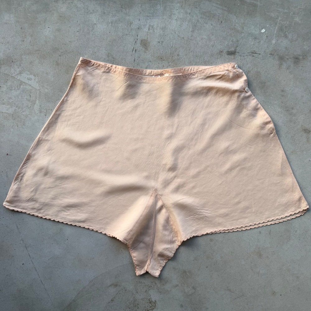 Vintage Best & Co Peach Silk Tap Pants Scalloped Lace Trim Side Button Bloomers